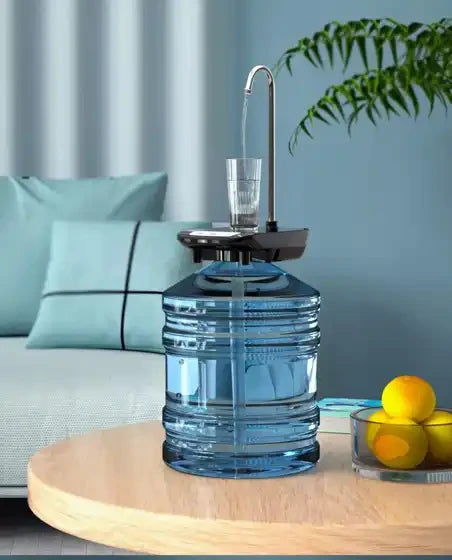 Dispensador de agua en la sala sobre botellón de 5 galones